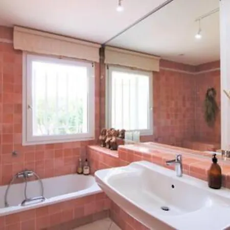 Вилла Le Domaine Des Vignes-spacieuse Villa/piscine Йер