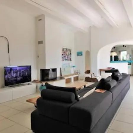 Le Domaine Des Vignes-spacieuse Villa/piscine 히에레